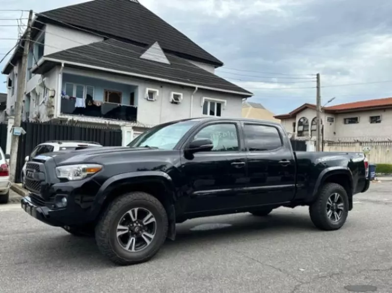 Toyota Tacoma   - 2017