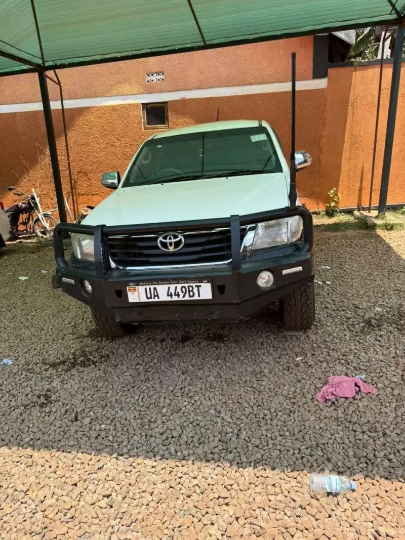 Toyota Hilux    - 2013