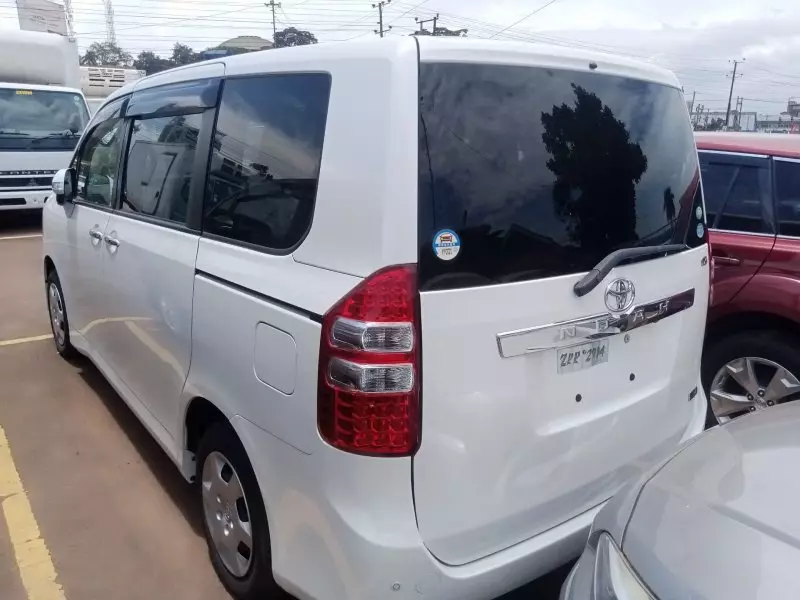 Toyota Noah   - 2012