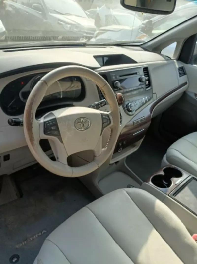 TOYOTA Sienna - 2012