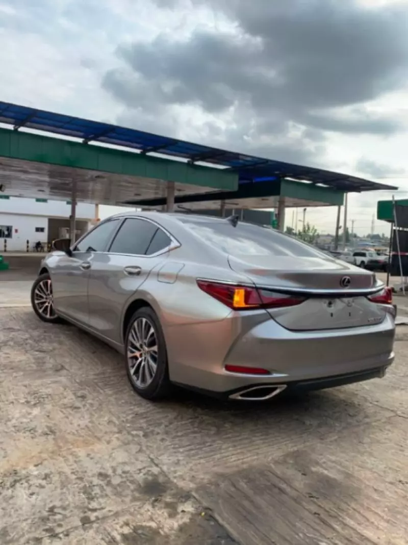 Lexus ES   - 2019