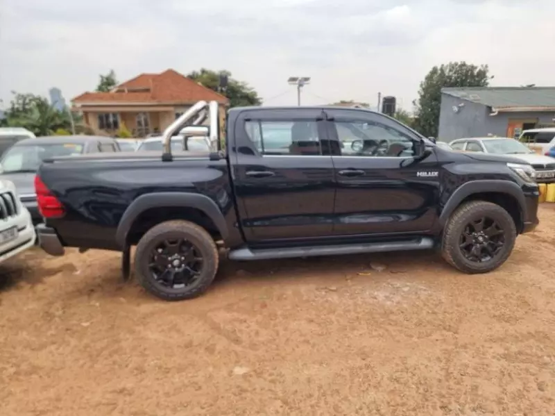 Toyota Hilux   - 2019