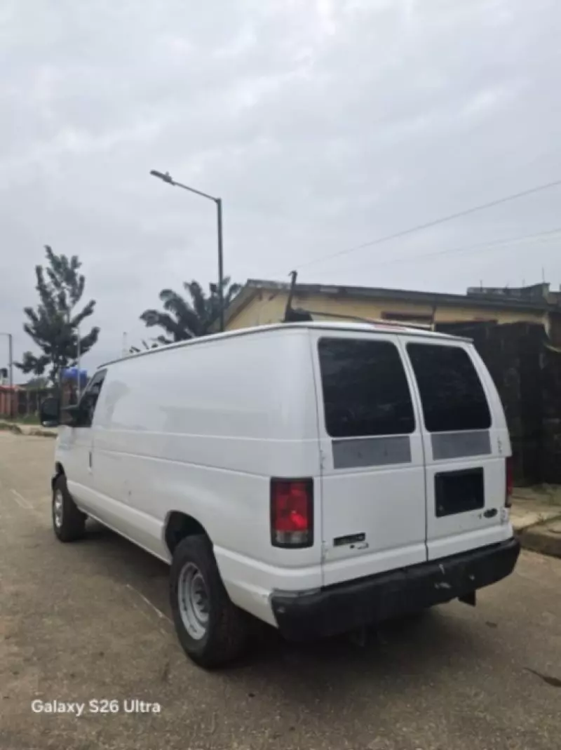 Ford E 150   - 2014