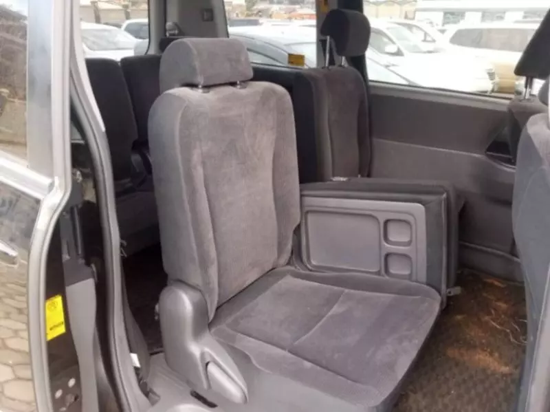 Toyota Noah   - 2010