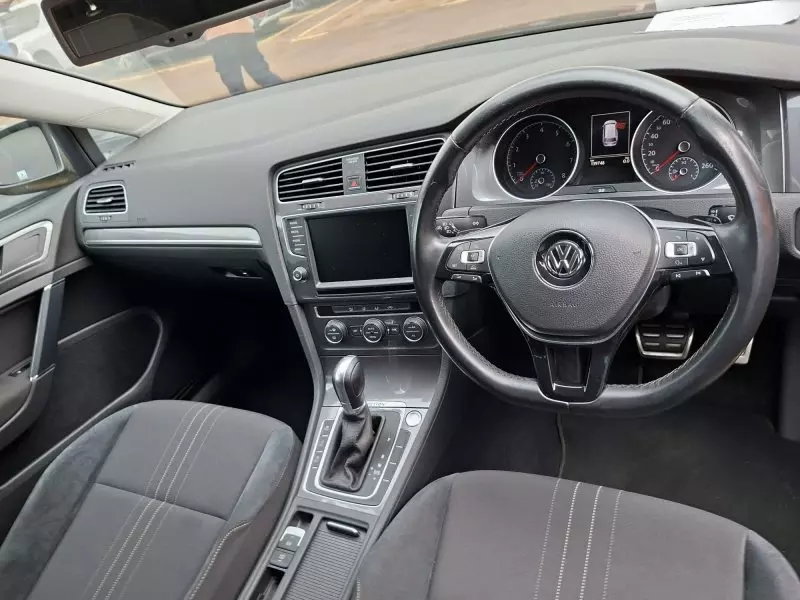 Volkswagen Golf   - 2016