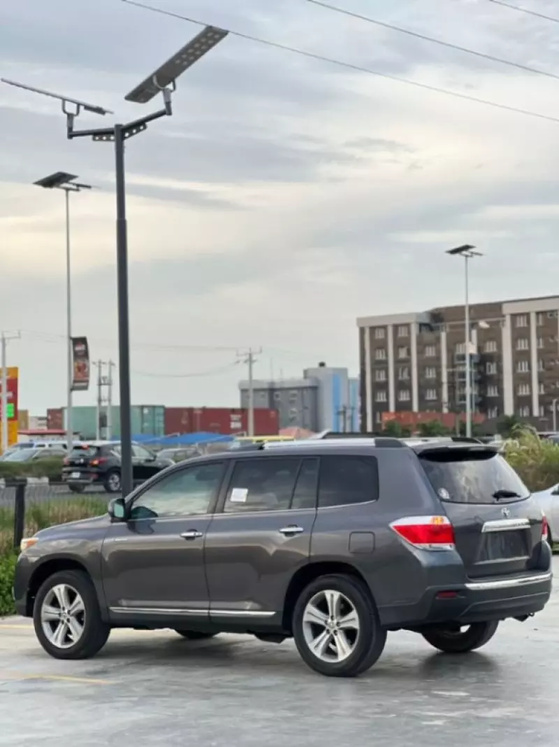 Toyota Highlander   - 2013