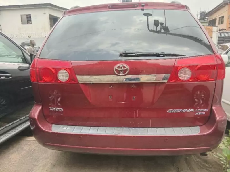 Toyota Sienna   - 2009