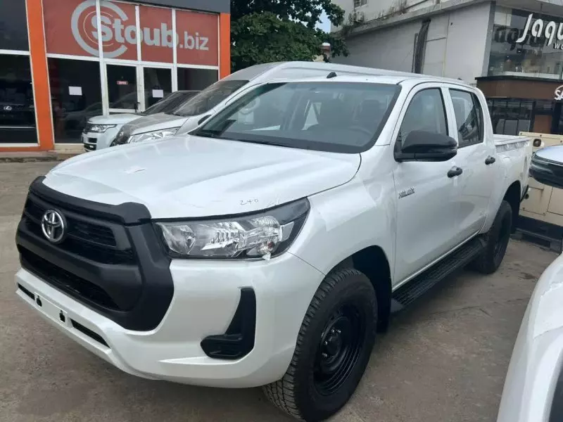 Toyota Hilux    - 2025
