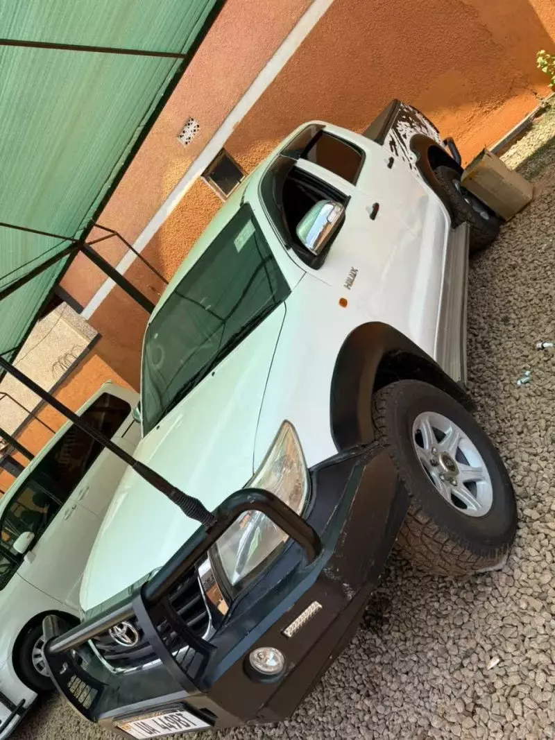 Toyota Hilux    - 2013