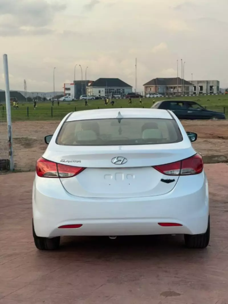 Hyundai Elantra   - 2013