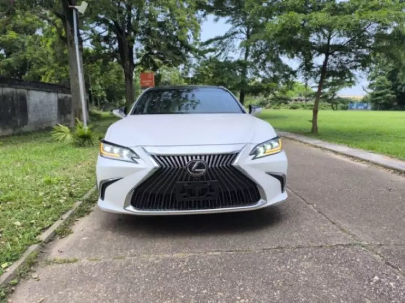 Lexus ES 350   - 2021