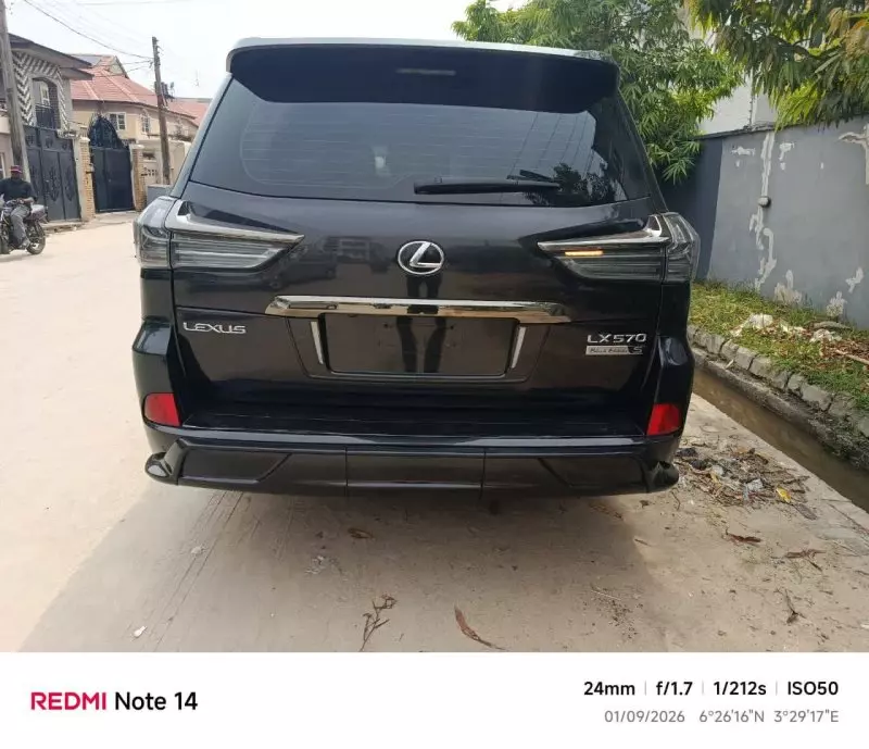 Lexus LX 570   - 1990
