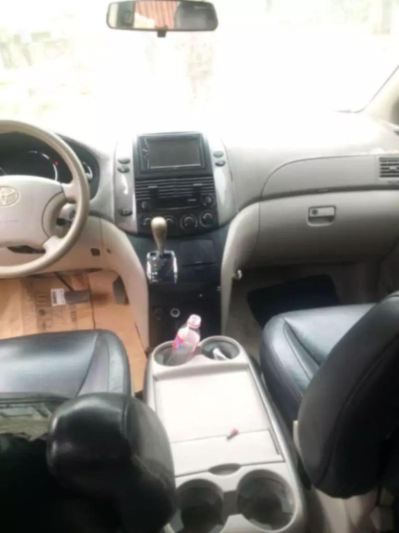 TOYOTA Sienna   - 2010