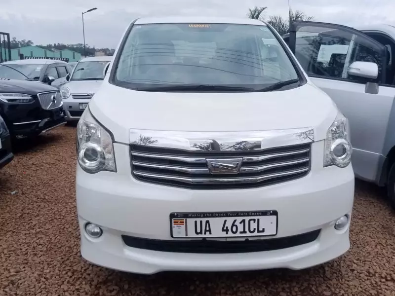 Toyota Noah   - 2010