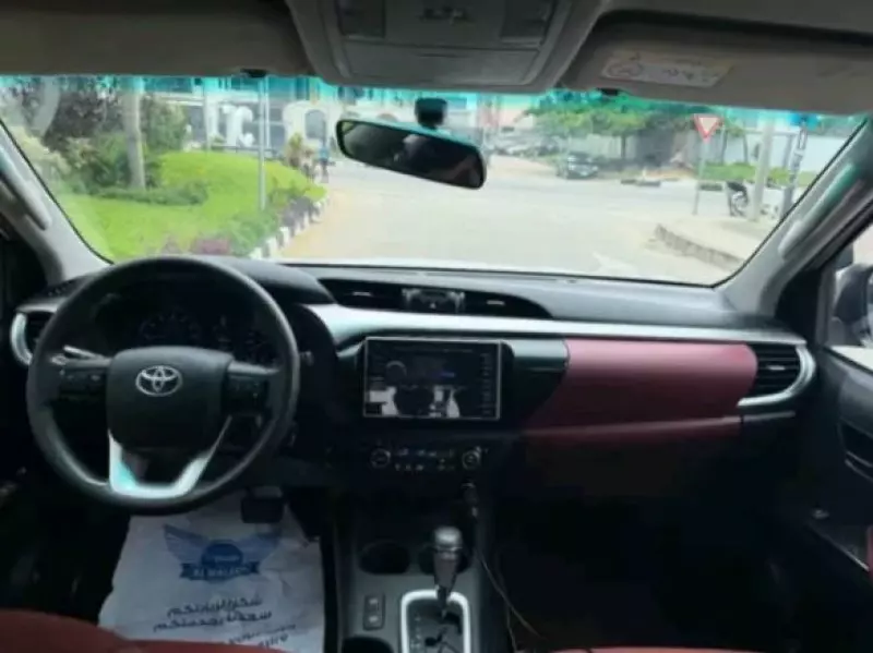 Toyota Hilux    - 2017