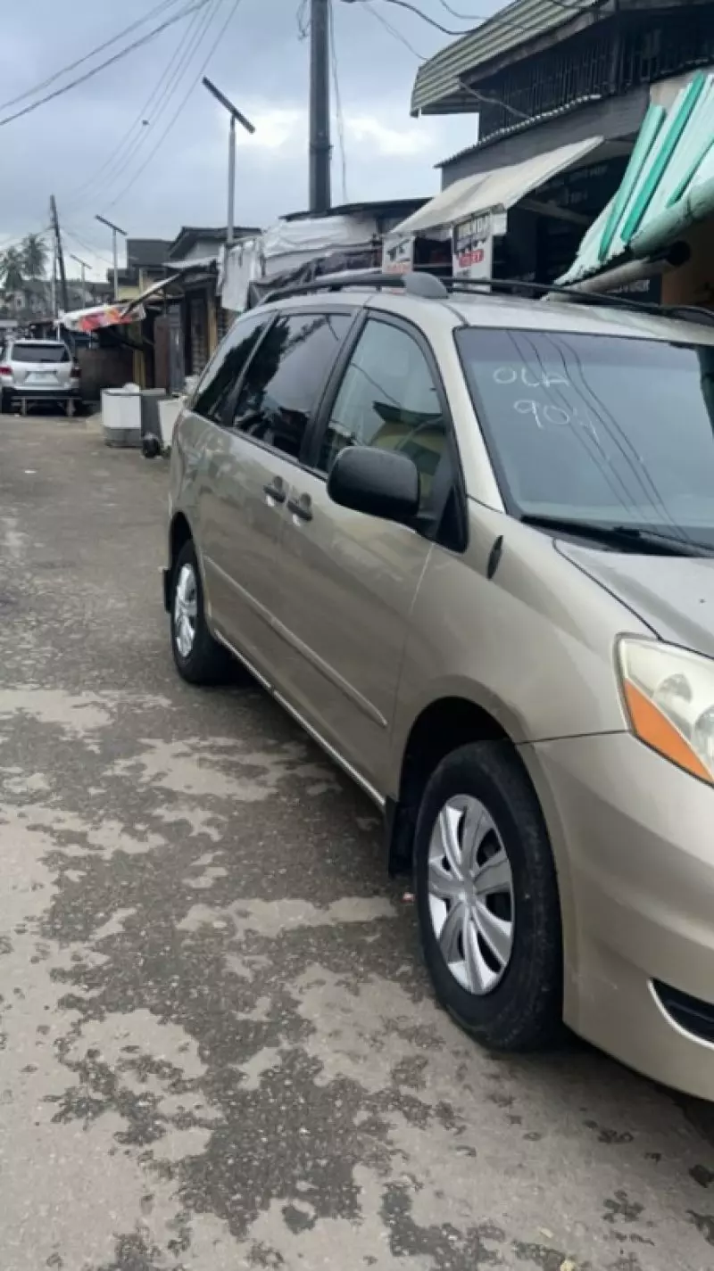 TOYOTA Sienna   - 2010