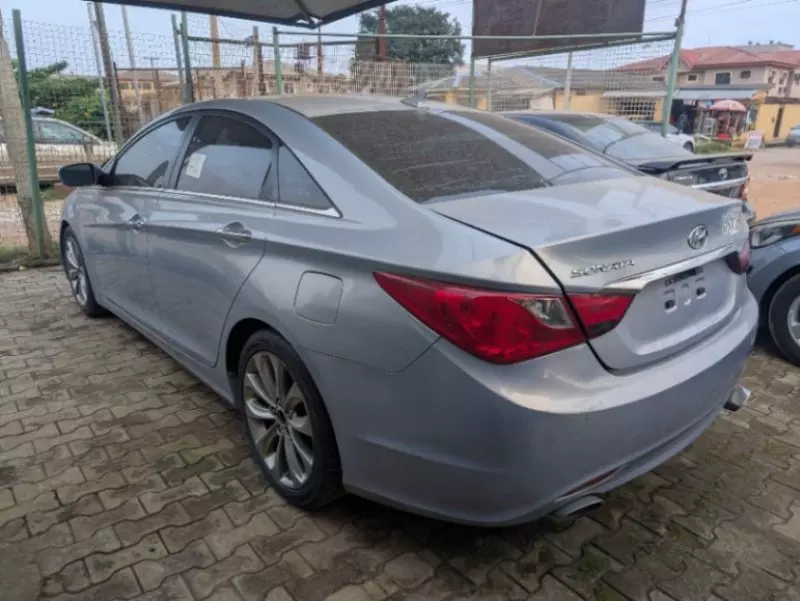 Hyundai Sonata   - 2011