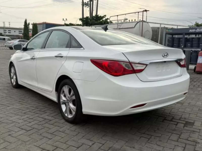 Hyundai Sonata   - 2013