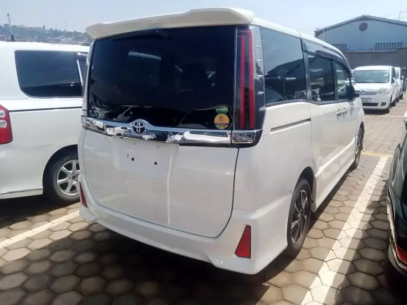 Toyota Noah - 2017