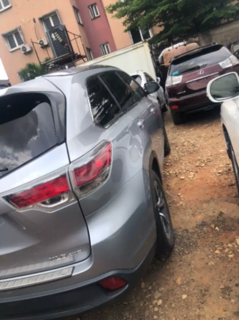 Toyota Highlander   - 2016