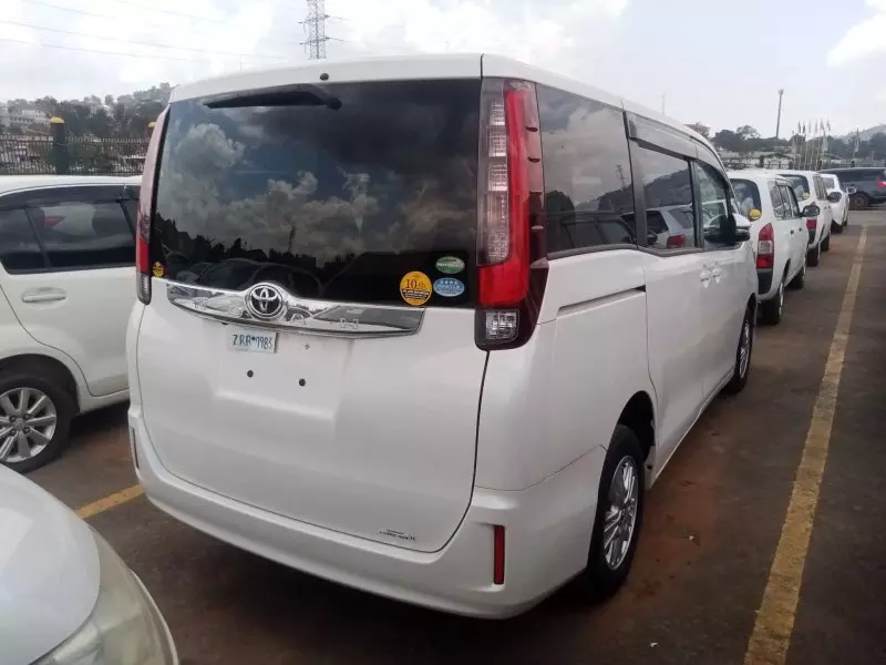 Toyota Noah   - 2014
