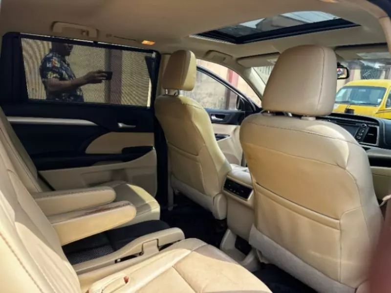 Toyota Highlander   - 2016