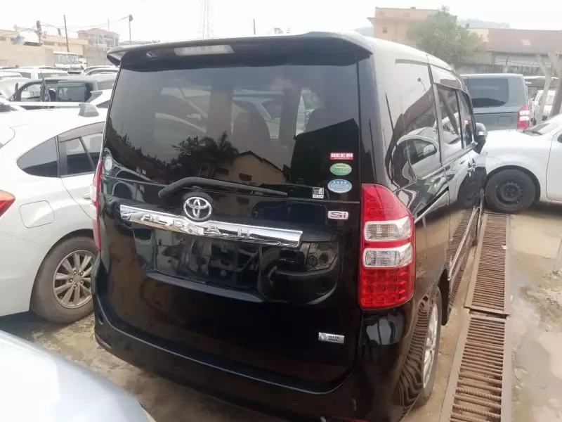 Toyota Noah   - 2013