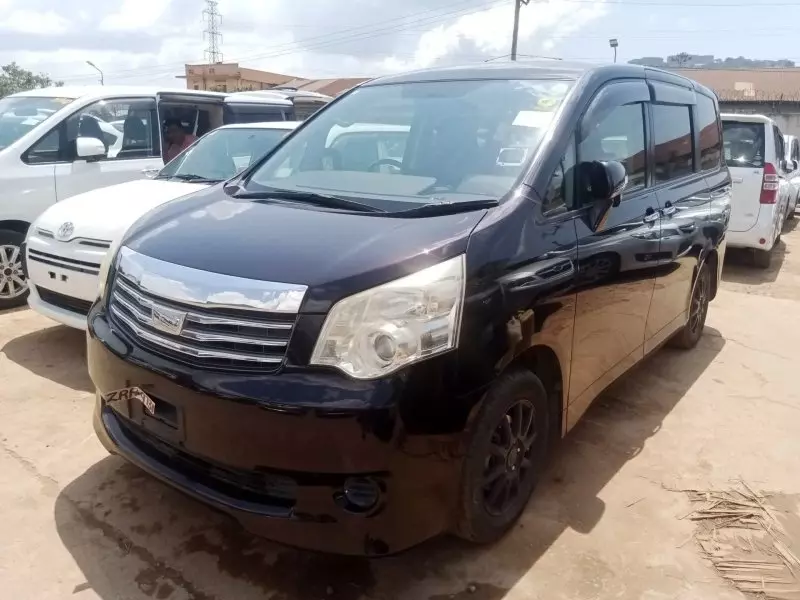 Toyota Noah   - 2012