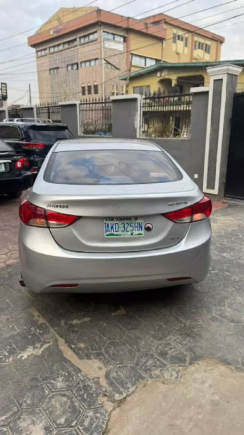 Hyundai Elantra   - 2013