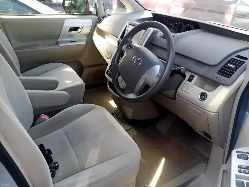 Toyota Noah   - 2011