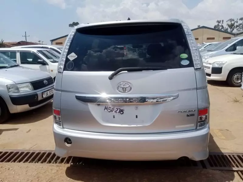 Toyota Isis    - 2013