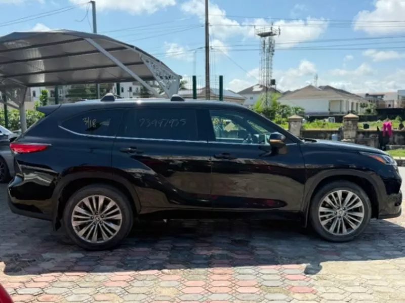 TOYOTA Tundra   - 2023