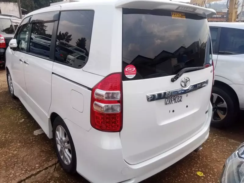 Toyota Noah   - 2012
