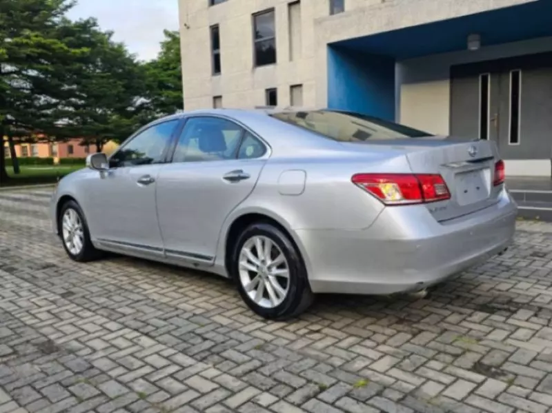 Lexus ES 350   - 2010