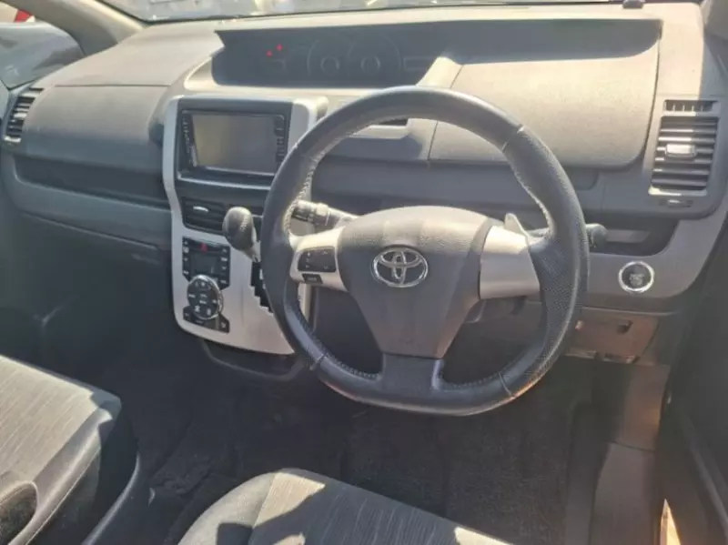 TOYOTA Noah   - 2012