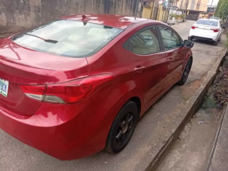 Hyundai Elantra   - 2012