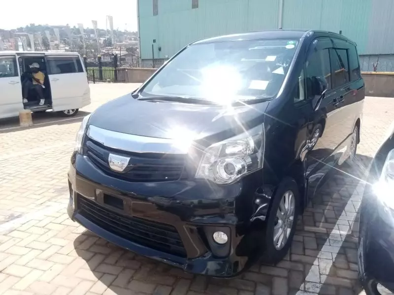 Toyota Noah   - 2013