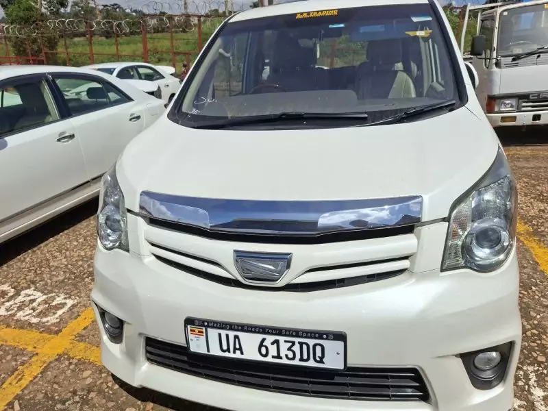 TOYOTA Noah   - 2012