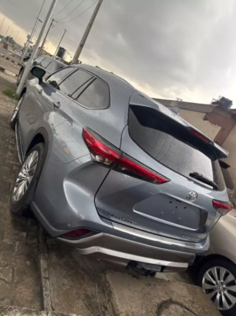 Toyota Highlander   - 2021