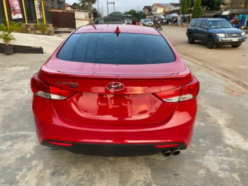 Hyundai Elantra   - 2013