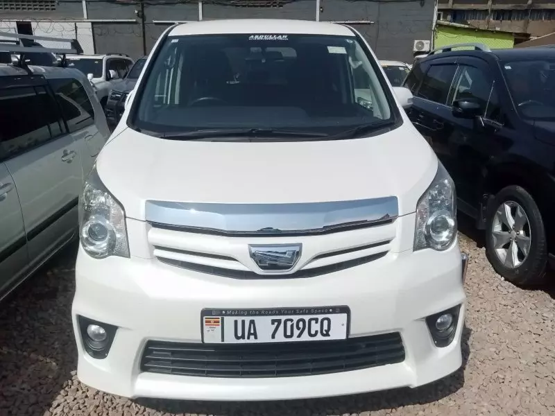 Toyota Noah   - 2011