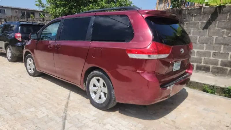 TOYOTA Sienna   - 2012