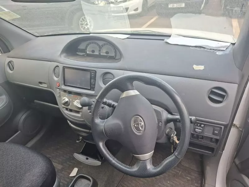 Toyota Sienta - 2012