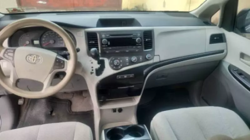 TOYOTA Sienna   - 2011