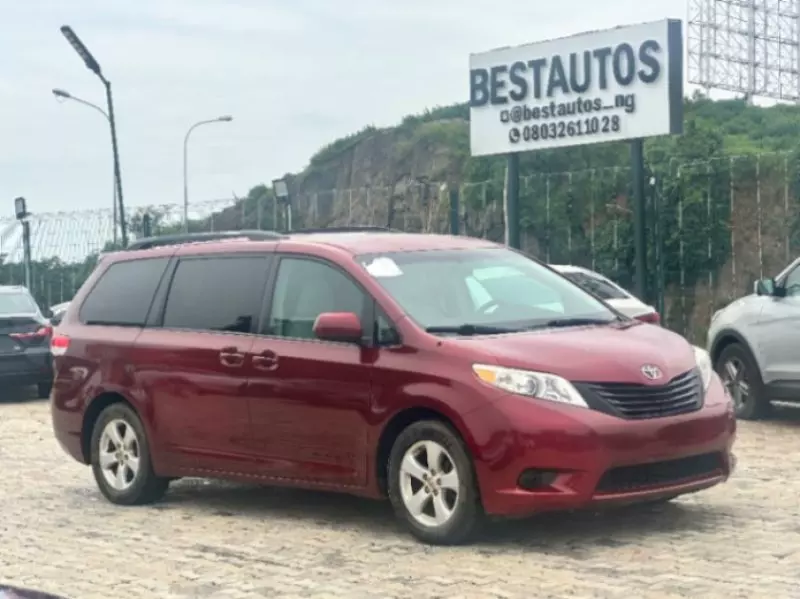 TOYOTA Sienna   - 2013