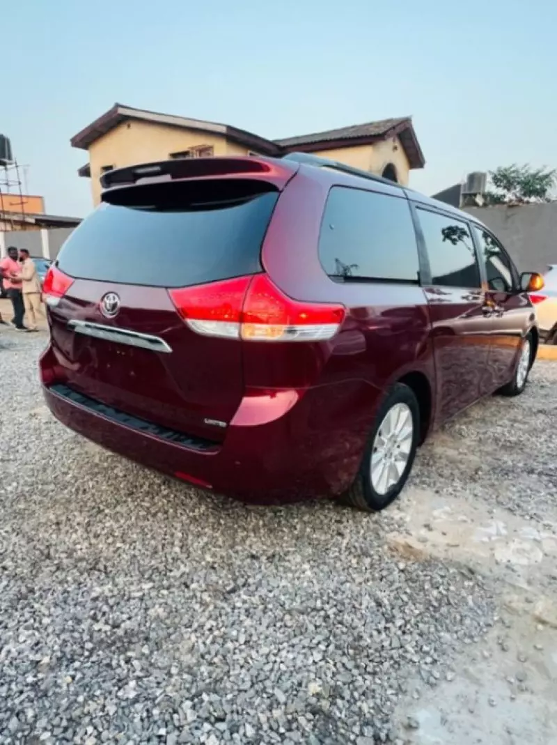 TOYOTA Sienna   - 2012