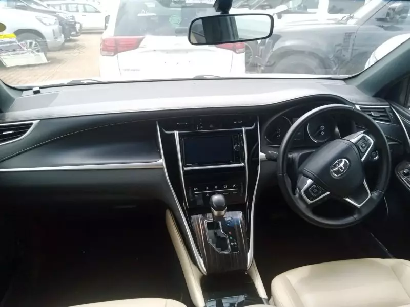 Toyota Harrier   - 2016