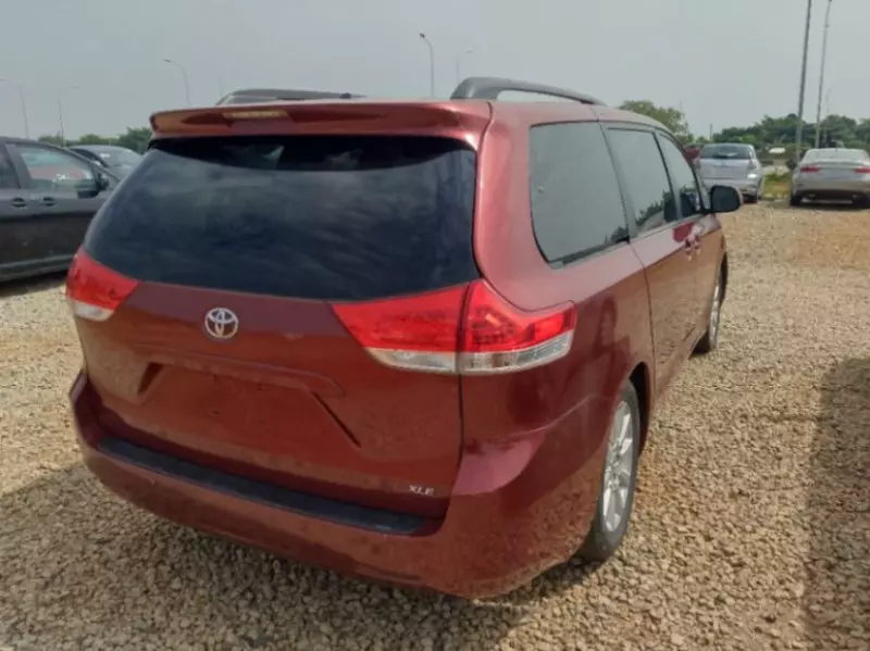 TOYOTA Sienna - 2011