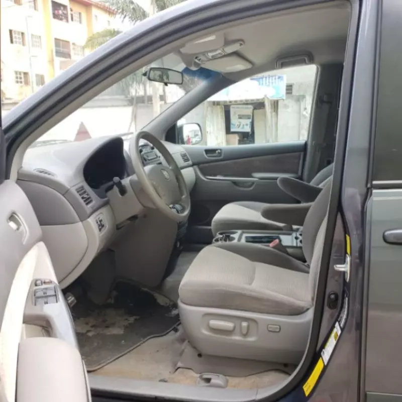 TOYOTA Sienna   - 2010