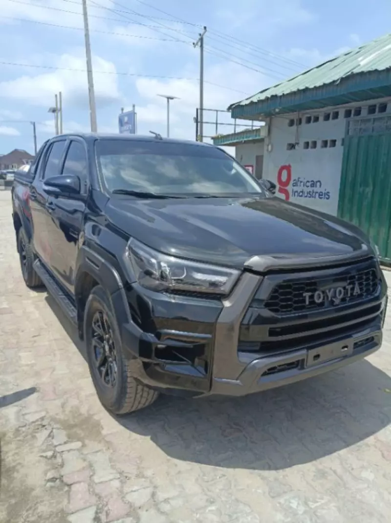 TOYOTA Hilux   - 2024